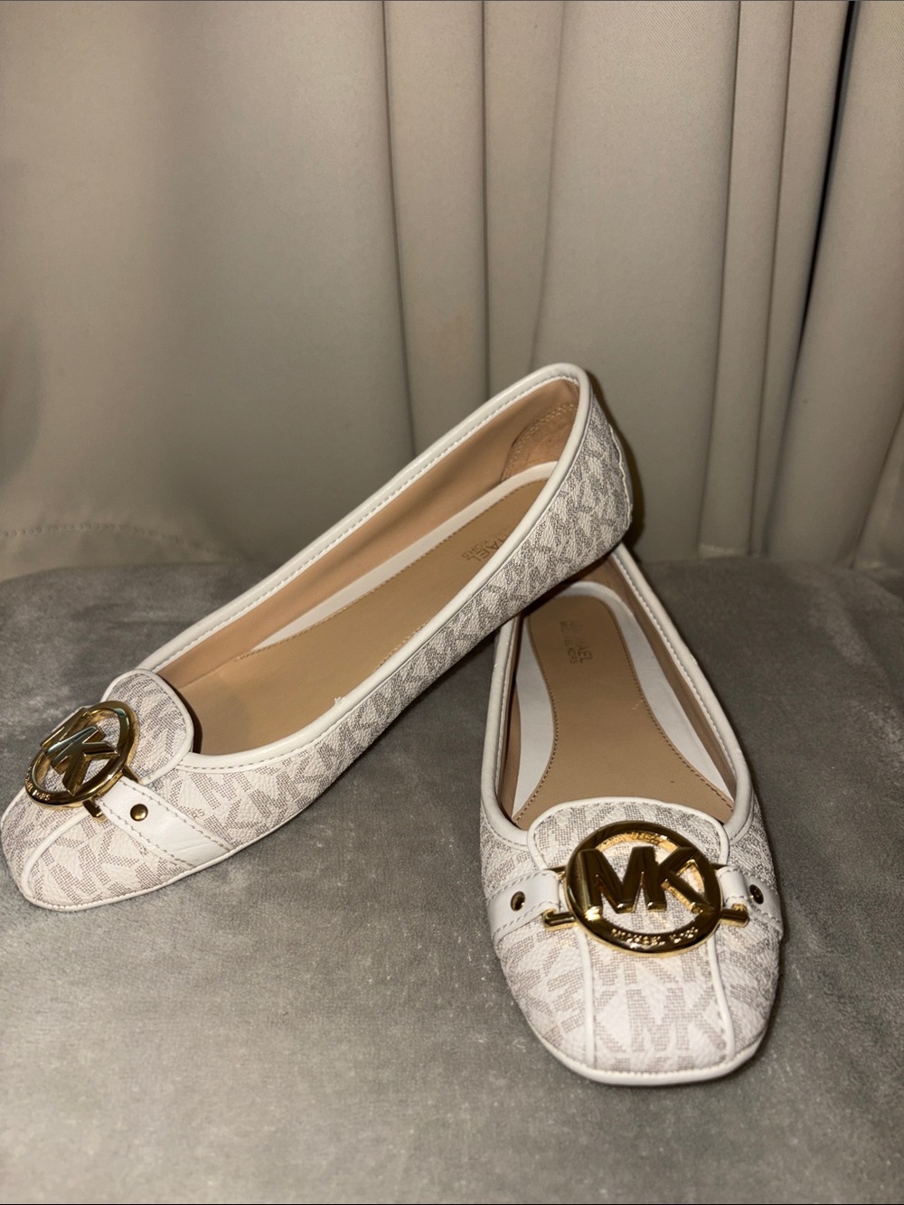Michael Kors Cream/White MK Logo Ballet Flats with Gold Emblem Sz 7